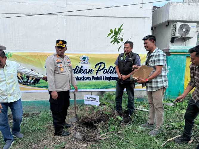 Kapolres Inhil Dukung Green Policing Lewat Penanaman Pohon