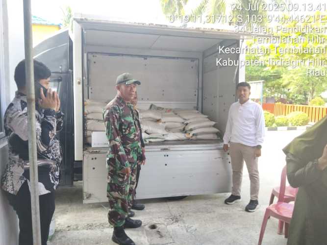 Babinsa Koramil 12/Batang Tuaka  Pendamping Penyaluran Bantuan Pangan di Desa Sei Junjangan