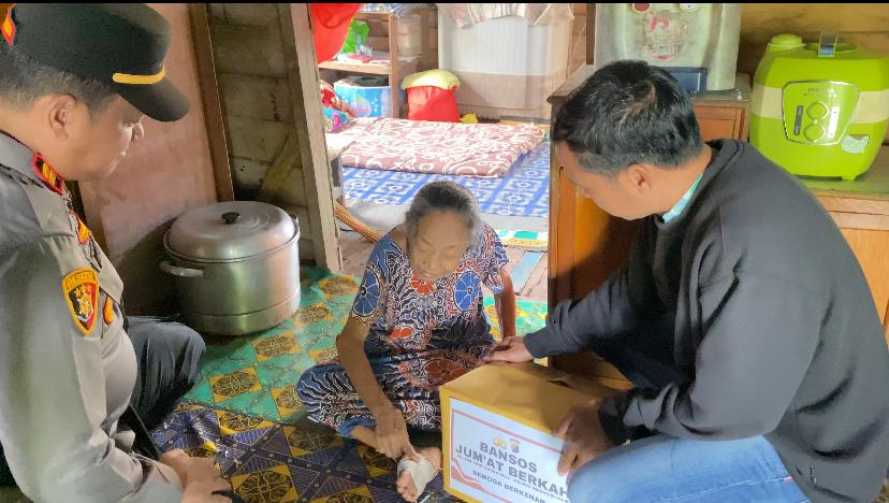 Kapolsek Tembilahan Hulu Berbagi Sembako di Jumat Barokah
