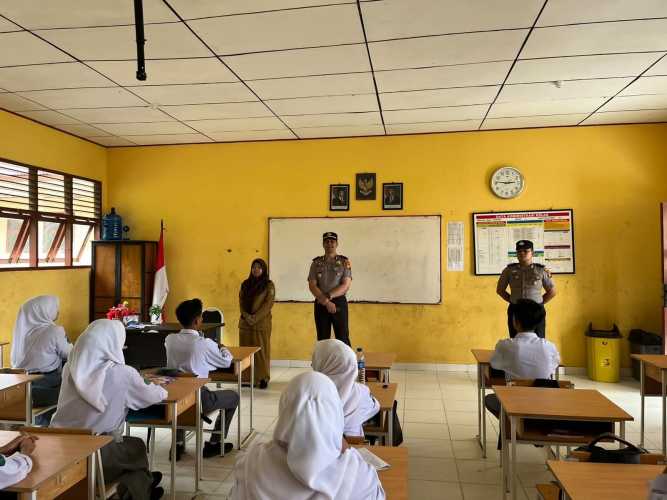 Kapolsek Concong Tunjukkan Kepedulian terhadap Pendidikan, Beri Motivasi Siswa hingga Tanam Pohon di SMAN 1 Concong