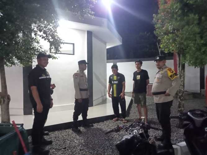 Patroli Polsek Kempas Ingatkan Satpam SPBU Tingkatkan Kewaspadaan Malam Hari.