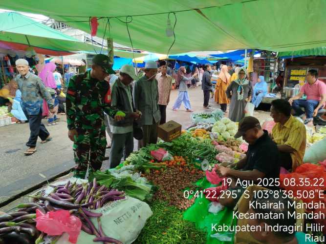 Babinsa Desa Bekawan Aktif Jaga Keamanan dan Ketertiban Pasar