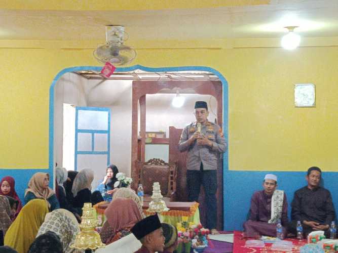 Di Sela Padamkan Karhutlah, Kapolsek Pelangiran Edukasi Jamaah Masjid Al Mujahidin Soal Bahaya Membakar Lahan