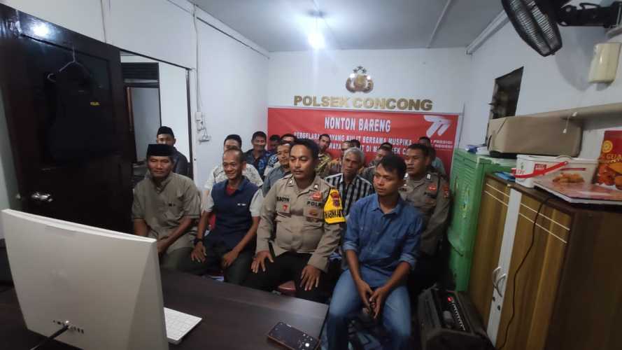 Meriahkan HUT Bhayangkara Ke -77,Lurah Concong Luar dan Tokoh Masyarakat Nobar Pagelaran Wayang Kulit Bersama Polsek Concong