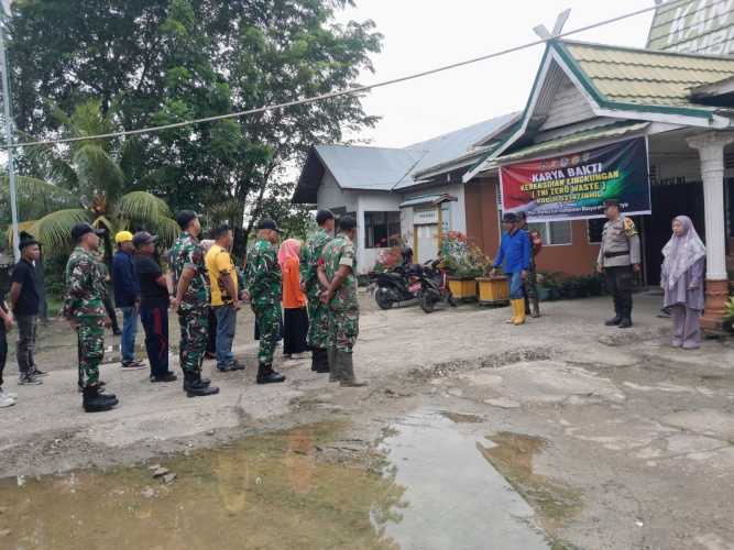 Babinsa Koramil Jajaran Kodim 0314/Inhil Serka Surung Simbolon Aktif dalam Kegiatan Jumat Bersih di Tembilahan Hulu