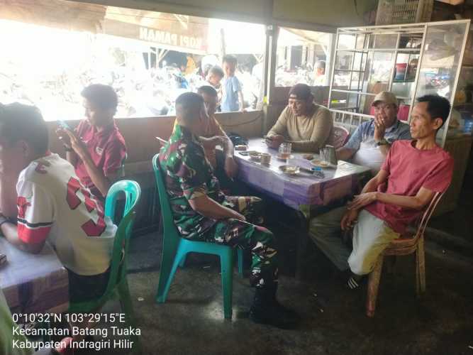 Komsos Babinsa Jadi Perekat Kerukunan dan Kebersamaan Masyarakat Gemilang Jaya