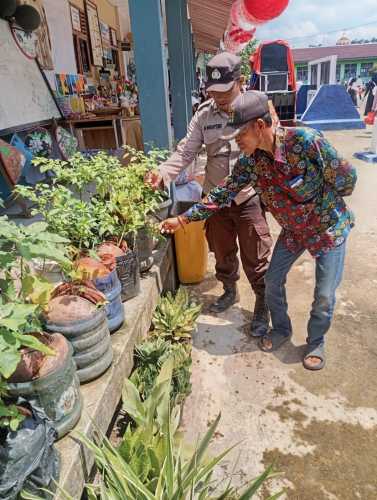 Tingkatkan Ketahanan Pangan, Personel Polsek Enok berkolaborasi dengan Majlis Guru SMP Negri  2 Enok