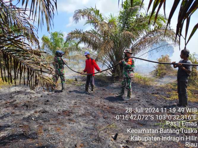 Personil Koramil 12/Batang Tuaka Lakukan Pemadaman Karhutlah di Hari kedua