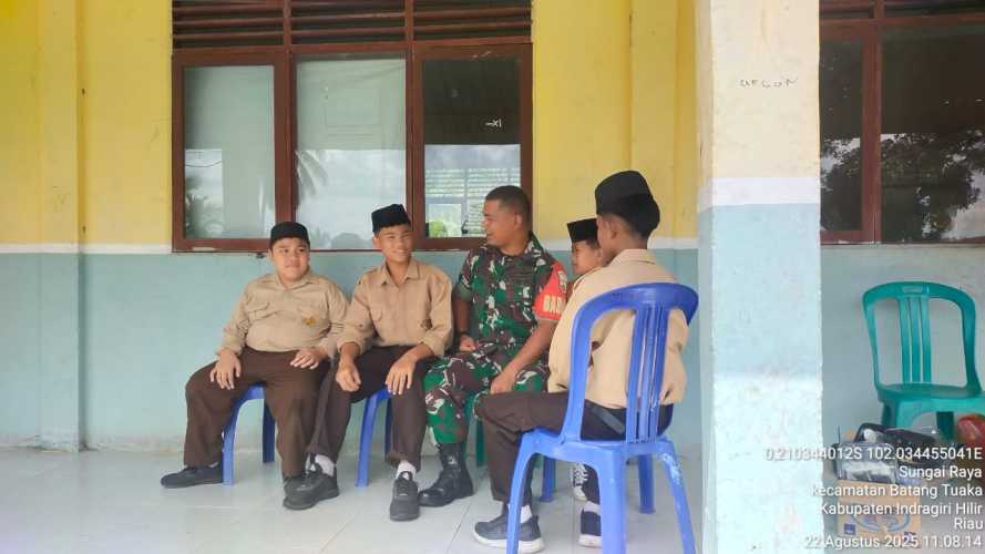 Babinsa Koramil 12/Batang Tuaka Kodim 0314/Inhil Gencarkan Komsos, Tanamkan Disiplin pada Siswa di Desa Sungai Raya