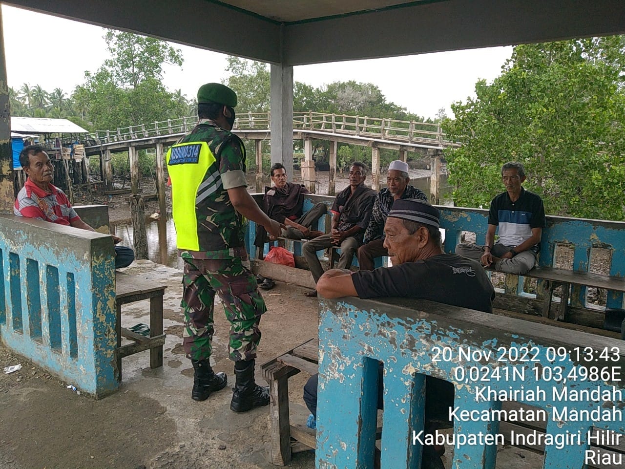 Babinsa Mandah Mengaktifkan Protokes di Kawasan Pelabuhan