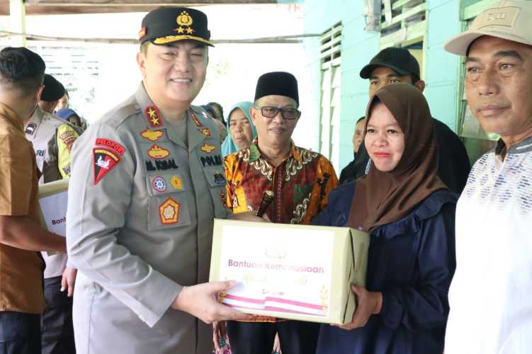 Kapolda Riau Memberikan Bantuan Kemanusiaan  Bagi Masyarakat yang Terdampak Ledakan PT. Kilang Pertamina Internasional (KPI) RU II Dumai.