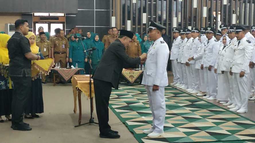 Misman., A.Md Kades Terpilih Dua Periode Resmi dilantik dihadapan Pj.Bupati Inhil