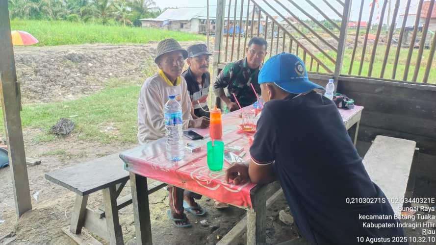 Babinsa Koramil 12/Batang Tuaka Gelar Komsos Sambil Ngopi Pagi Bersama Petani Desa Sungai Raya