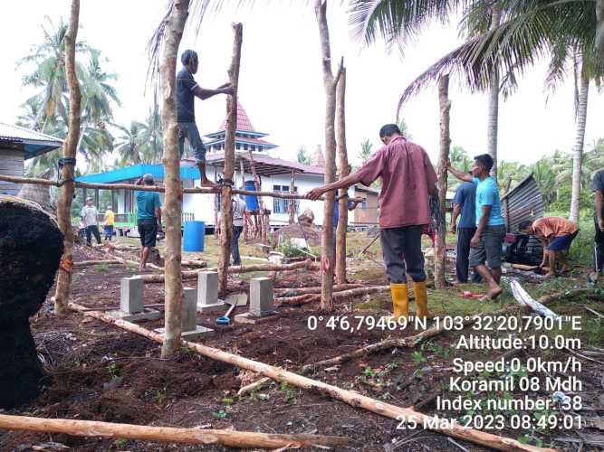 Babinsa Membangun Fasilitas Kamar Mandi dan WC Masjid Muttaqin