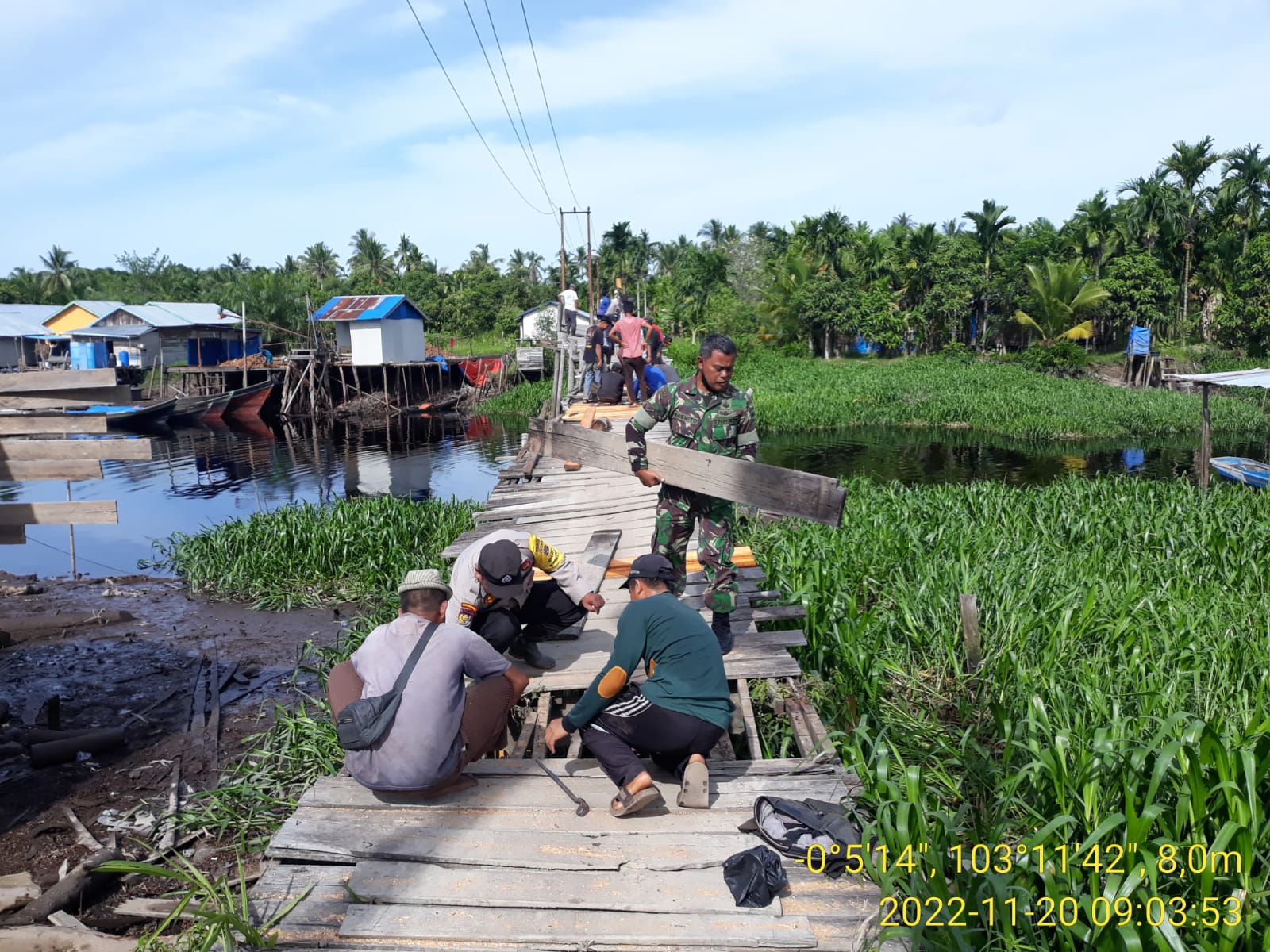 Babinsa Belantaraya Bersama Warga Perbaiki Jembatan Desa