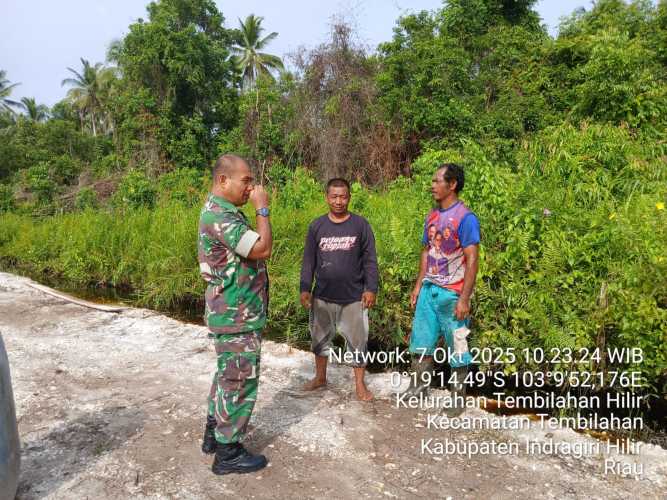 Babinsa Koramil 01/Tembilahan Laksanakan Patroli Tapal Batas, Pantau Situasi Kamtibmas di Wilayah Tembilahan Hilir