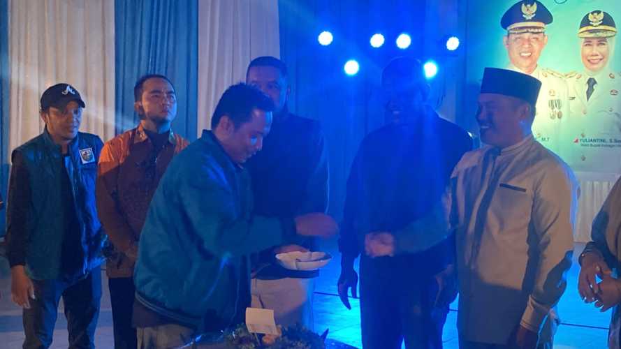 Potong Tumpeng Penuh Haru, KNPI Inhil Rayakan 53 Tahun Pengabdian untuk Bumi Hamparan Kelapa Dunia