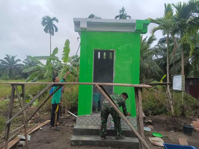 Danramil 08/Mandah Kapten Inf R. Handoko Pimpin Pengerjaan MCK dalam Program TMMD ke-123 di Desa Karya Tunas Jaya