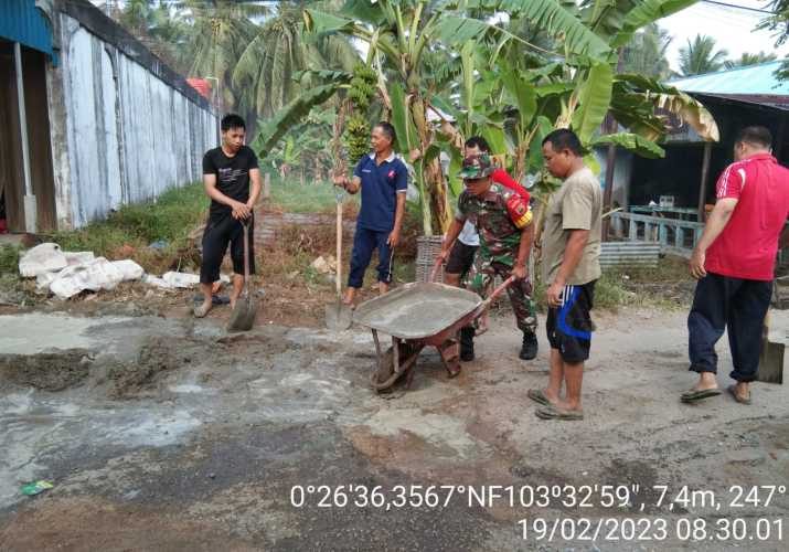 Babinsa Bantu Semenisasi Jalan Warga