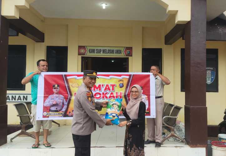 Jumat Berkah, Kapolsek Pulau Burung Berikan Tali Asih dan Sembako kepada Pegawai Harian Lepas