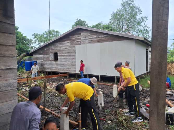 Polsek Pelangiran Tunjukkan Semangat kebersamaan dan kepedulian sosial Kepada Masyarakat
