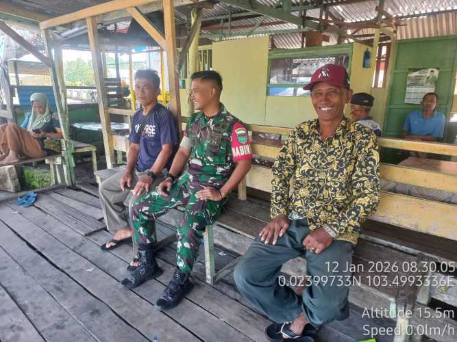 Babinsa Koramil 08/Mandah Perkuat Kamtibmas Lewat Komsos Bersama Warga