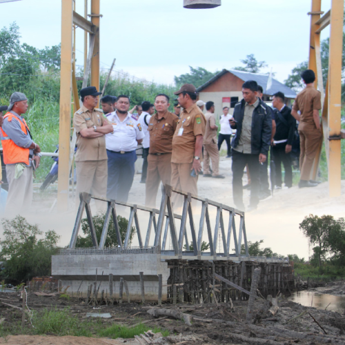 Dalam Kunjungan Kerjanya,Pj.Bupati Meninjau Pembangunan Jembatan Sungai Piring