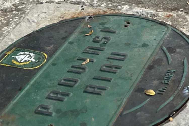 Cegah Pencurian, PUPR Riau Las Permanen Besi Tutup Drainase di Depan Gedung RCH