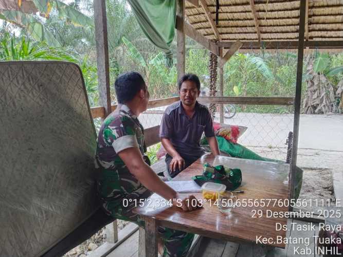 Pererat Keakraban dengan Warga, Babinsa Batang Tuaka Tekankan Bahaya Narkoba dan Judi Online