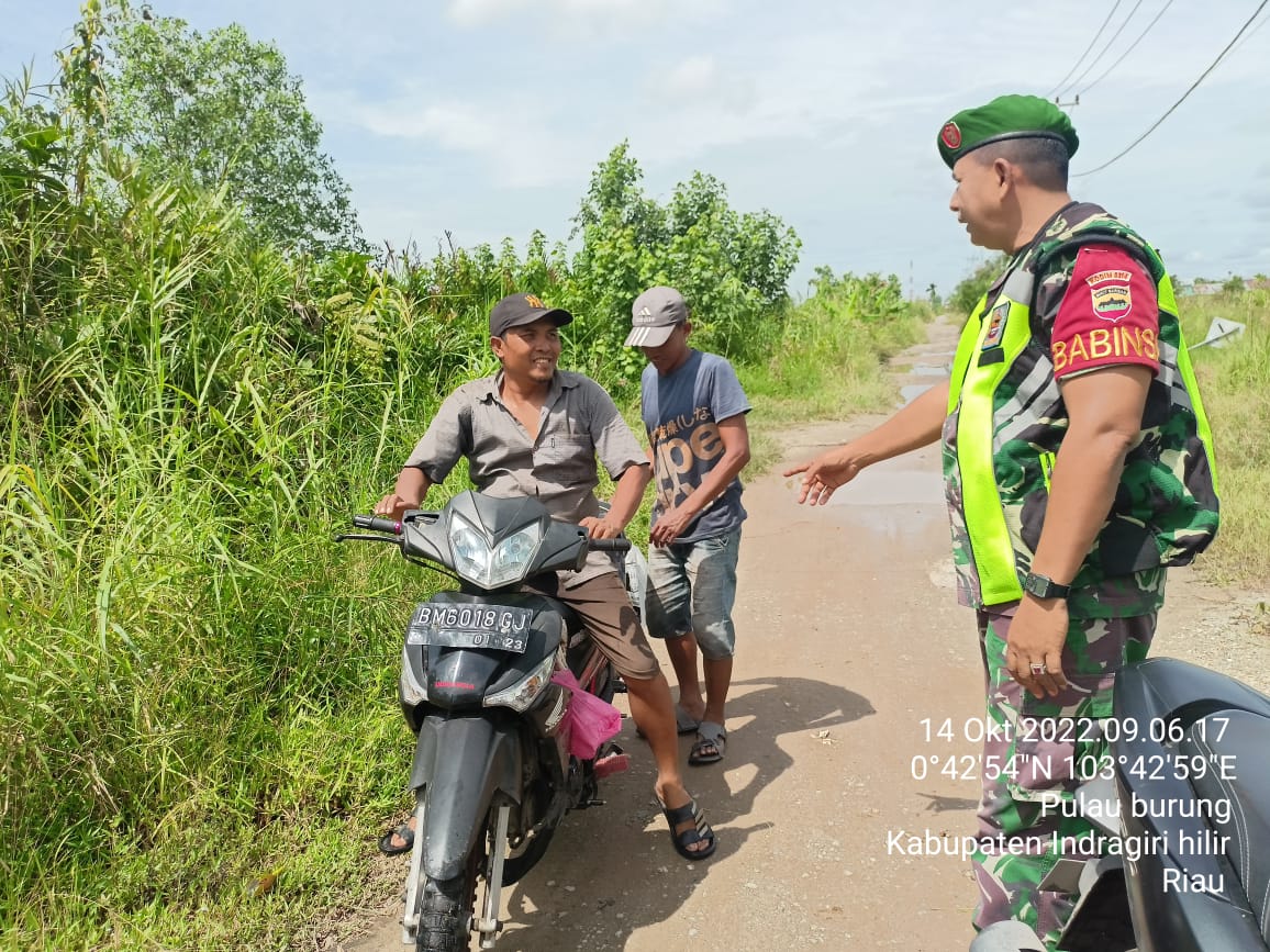 Sertu Kadirus Babinsa Koramil 11/Pulau Burung Kodim 0314/Inhil Melaksanakan Sekat Jalan Lintas