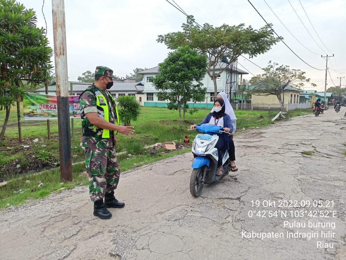 Sertu Kadirus Babinsa Koramil 11/Pulau Burung Menyapa Pengendara Bermotor