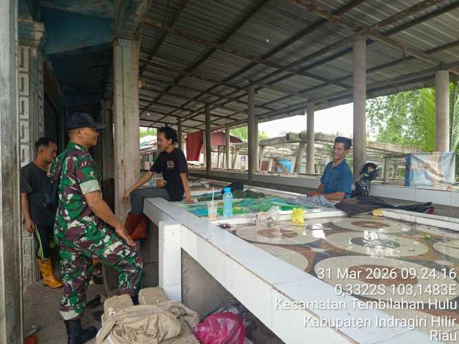 Babinsa Serda Ronal Manalu Edukasi Buruh Pasar Tembilahan Hulu untuk Ciptakan Lingkungan Kerja Aman dan Tertib