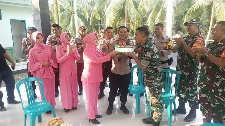 Kapolsek Batangtuaka Beserta Anggota Polsek mendatangi Koramil 12/Batang Tuaka  dalam Rangka HUT TNI ke 78