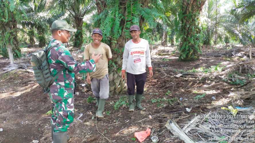 Babinsa Sungai Raya Pimpin Patroli Terpadu Karhutla, Perkuat Sinergi TNI dan Masyarakat Cegah Kebakaran Lahan