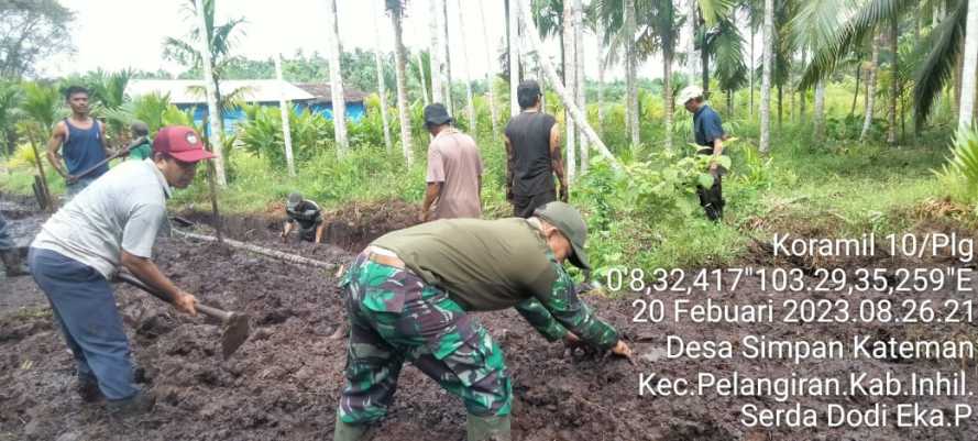 Babinsa Lakukan Peninggian Jalan Ponpes