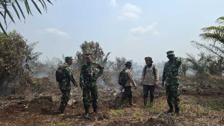 Pasi Ops Kodim 0314/Inhil Dampingi Brigjen TNI Agus Gunawan Tinjau Karhutla Teluk Jira