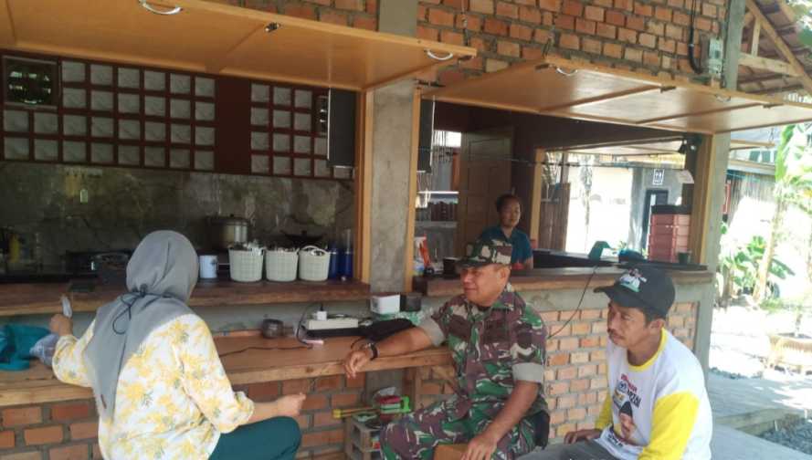 Babinsa Sertu Anton Menciptakan Sikap Solidaritas di Antara Warga