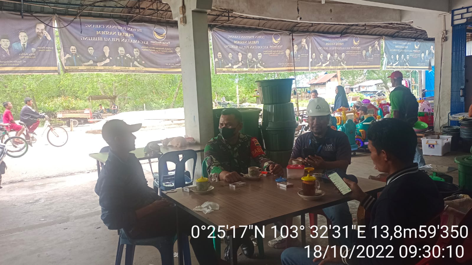 Di saat Coffee Morning, Serda Siswanto Babinsa Koramil 11/Pulau Burung Bahas Pentingnya Silaturahmi