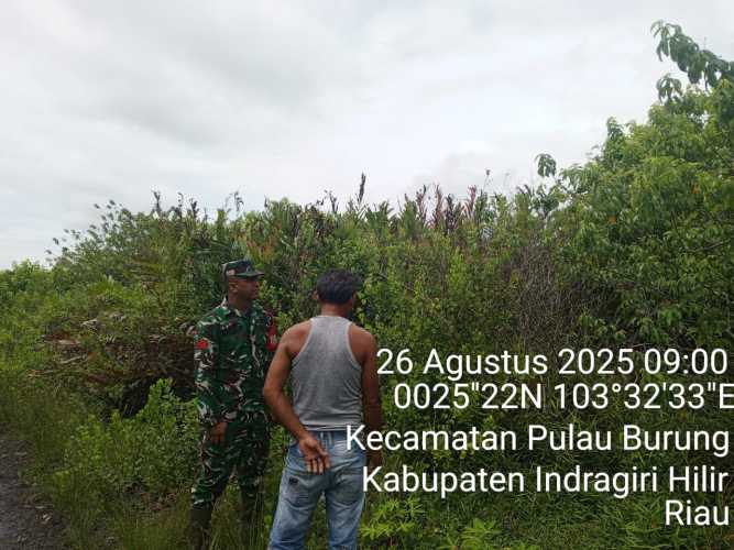 Babinsa Koramil 11/PBR Lakukan  Upaya Pencegahan Karhutla di Desa Manunggal Jaya