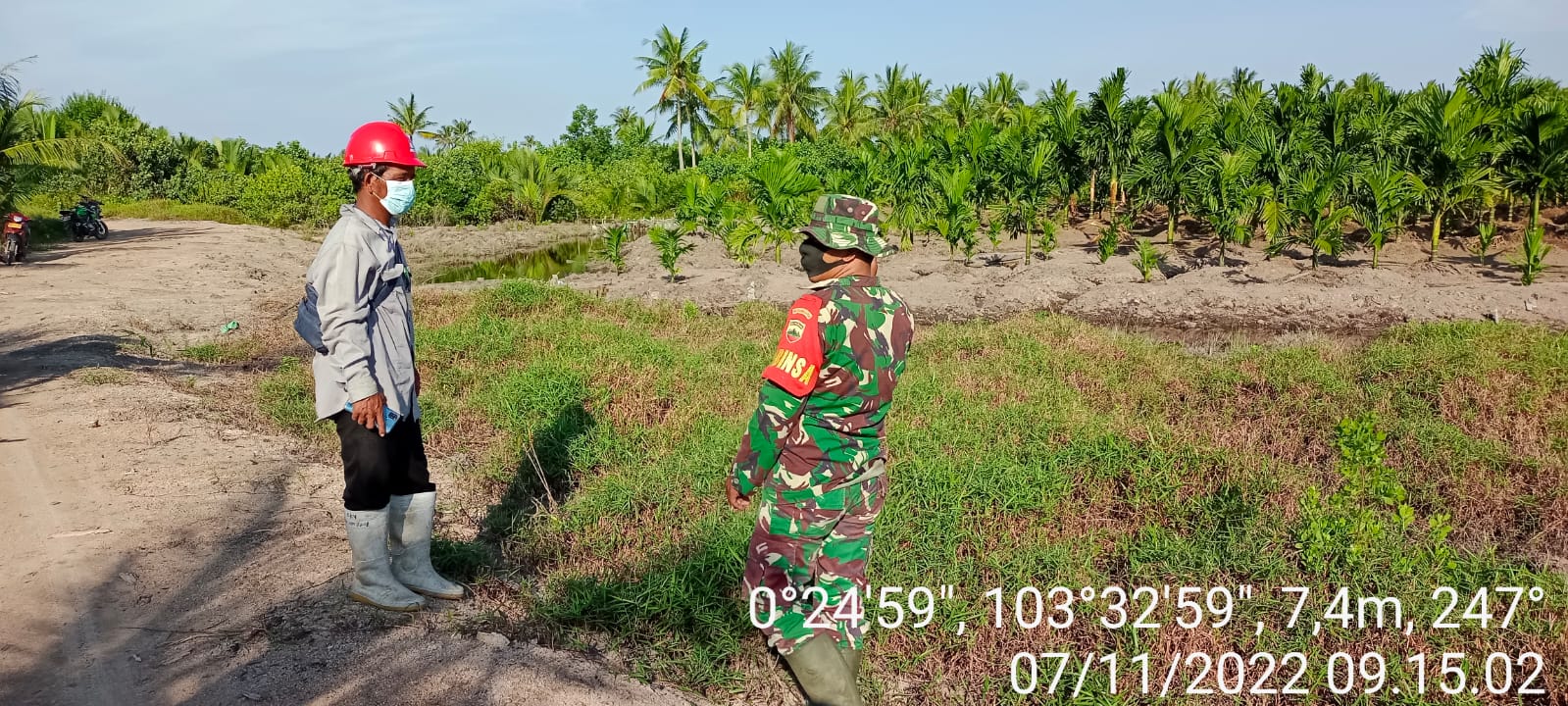 Babinsa Sungai Danai Lakukan Pendinginan Areal Karhutlah