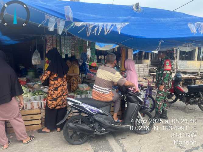 Babinsa Koramil 08/Mandah Jaga Ketertiban Pasar Tradisional di Wilayah Binaan