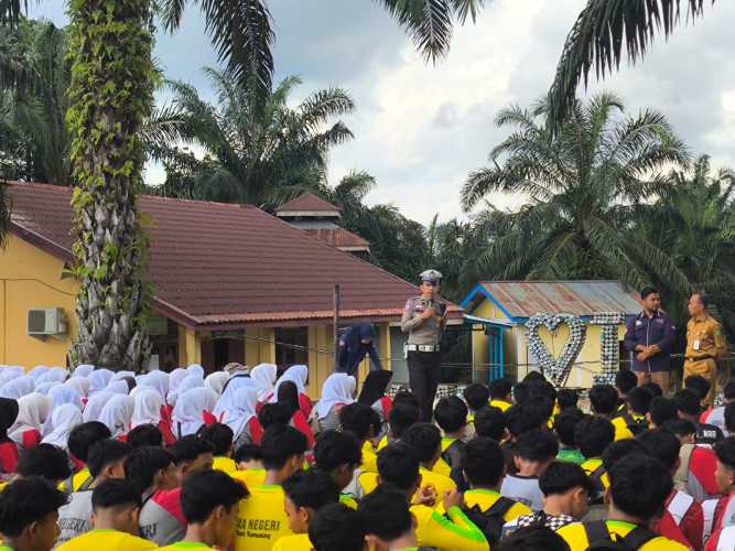 Di Hadapan Ratusan Pelajar, Satlantas Polres Inhil Gelar Sosialisasi Safety Riding