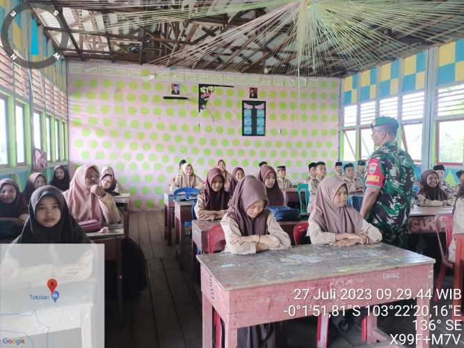 Sambut HUT RI Ke -78,Serka J.Sialagan Melaksanakan Komsos Kepada Siswa Siswi Madrasah