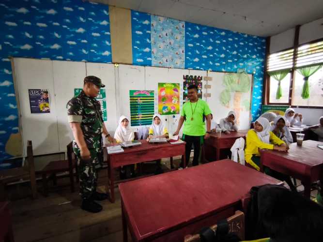 Babinsa Serda Miskal Melaksanakan pendampingan distribusi MBG di Tembilahan Barat