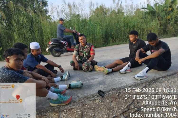 Babinsa Koramil 12/Btk Sertu Januar Ajak Remaja Desa Sungai Piring Hidup Sehat dan Produktif