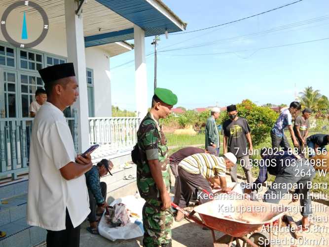 Babinsa Koramil 01/Tembilahan Lakukan  Pendampingan Penyembelihan Hewan Kurban, Jaga Keamanan dan Kerukunan