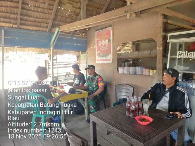 Babinsa menjaga suasana akrab serta mengimplementasikan kemanunggalan TNI dengan rakyat: