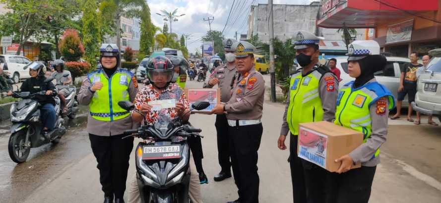 Jum'at Berkah, Sat Lantas Polres Inhil Berbagi Sembako