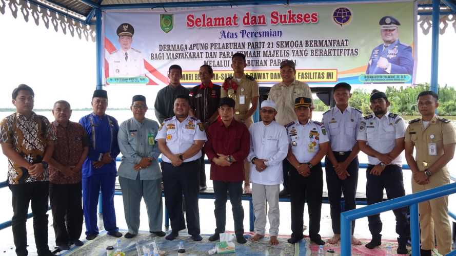 Penjabat (Pj) Bupati Indragiri Hilir (Inhil) Erisman Yahya, resmikan Dermaga Apung Pelabuhan Parit 21.