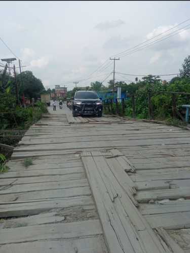 Tokoh Masyarakat dan Pemuda Desa KBS Keluhkan Kondisi Jembatan Parit Landang